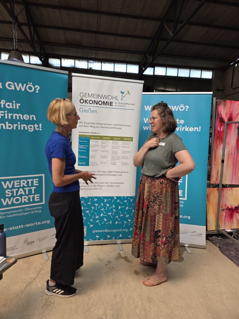 Anette vor dem Stand